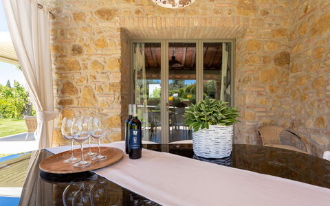 Villa Melinda: Eigendom, Kamer, Gebouw, Onroerend Goed, Tafel, Meubilair, Huis, Interieur Ontwerp, Villa, Eetkamer