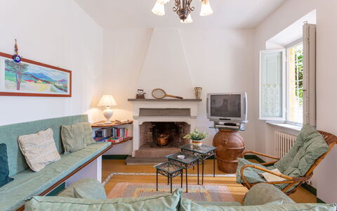 Villa Mastiano: Kamer, Eigendom, Meubilair, Woonkamer, Interieur Ontwerp, Gebouw, Huis, Onroerend Goed, Fireplace, Muur