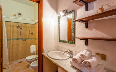 Villa Mastiano: Badkamer, Kamer, Eigendom, Gebouw, Onroerend Goed, Huis, Interieur Ontwerp, Architectuur, Loodgieterswerkinrichting, Huis