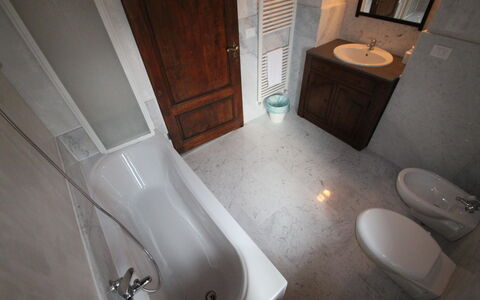 Villa Latera: Badkamer, Eigendom, Kamer, Verdieping, Toilet, Tegel, Loodgieterswerkinrichting, Hardwood, Bad, Flooring