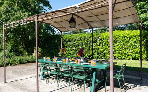 La Forra: Tafel, Fabriek, Meubilair, Schaduw, Buitenmeubels, Boom, Buitentafel, Stoel, Gras, Vrije Tijd