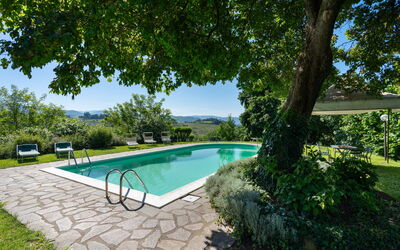 La Forra: Water, Fabriek, Zwembad, Lucht, Azure, Boom, Schaduw, Buitenmeubels, Huis, Vrije Tijd