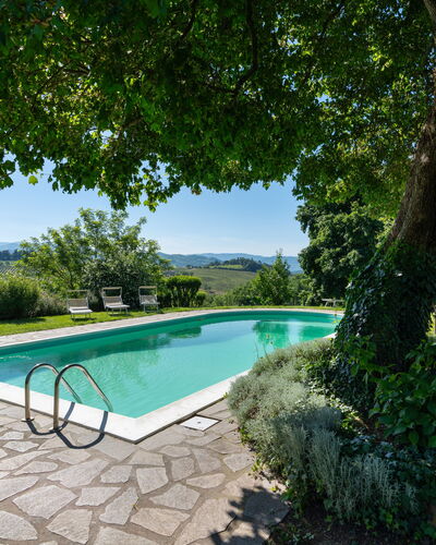 La Forra: Water, Fabriek, Zwembad, Lucht, Azure, Boom, Schaduw, Buitenmeubels, Huis, Vrije Tijd