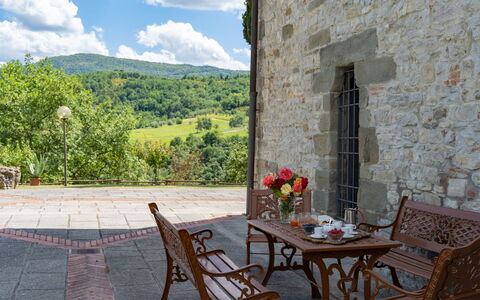 Podere Schignano: Bloem, Fabriek, Tafel, Meubilair, Eigendom, Wolk, Stoel, Gebouw, Bloempot, Lucht