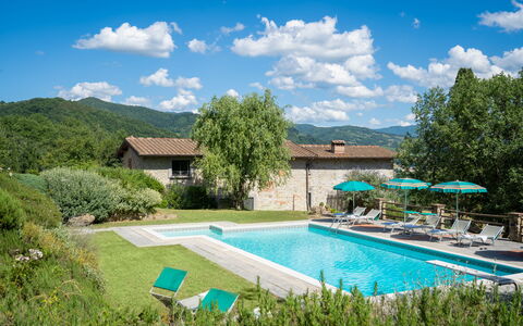 Podere Schignano: Fabriek, Wolk, Water, Lucht, Meubilair, Gebouw, Zwembad, Groen, Boom, Architectuur