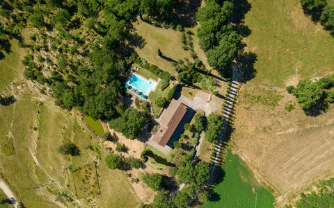 Podere Schignano: Fabriek, Gebouw, Ecoregio, Natuurlijk Landschap, Boom, Land Lot, Stedelijk Ontwerp, Huis, Biome, Helling