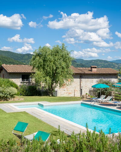 Podere Schignano: Fabriek, Wolk, Water, Lucht, Meubilair, Gebouw, Zwembad, Groen, Boom, Architectuur