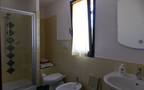 Il Circolo: Badkamer, Kamer, Eigendom, Wastafel In De Badkamer, Toilet, Loodgieterswerkinrichting, Muur, Wastafel, Interieur Ontwerp, Architectuur