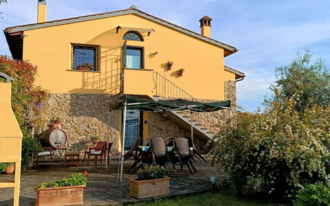 Il Circolo: Huis, Verblijf, Schaduw, Bloempot, Tuin, Kamerplant, Landgoed, Werf, Stoel, Backyard