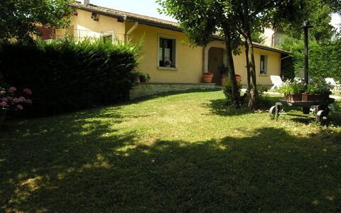 I Pioppi: Werf, Eigendom, Backyard, Gazon, Huis, Huis, Tuin, Gras, Onroerend Goed, Land Lot