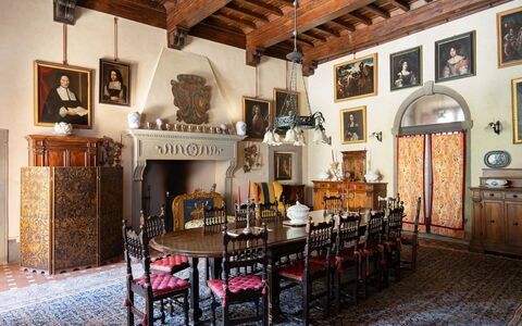 Villa Paola: Meubilair, Interieur Ontwerp, Tafel, Verlichting, Fotolijst, Flooring, Stoel, Eetkamer, Plafond, Kamer