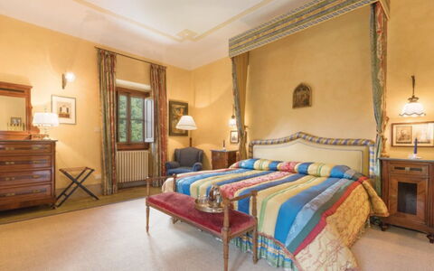 Villa Paola: Slaapkamer, Kamer, Meubilair, Bed, Eigendom, Bed Frame, Interieur Ontwerp, Laken, Gebouw, Onroerend Goed