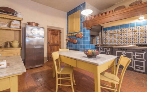 Villa Paola: Kamer, Eigendom, Meubilair, Gebouw, Interieur Ontwerp, Verdieping, Tafel, Onroerend Goed, Plafond, Cabinetry