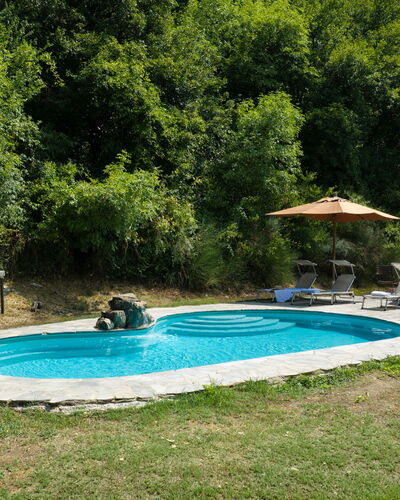 Villa Paola: Zwembad, Buitenmeubels, Vrije Tijd, Toevlucht, Backyard, Tuin, Schaduw, Landscaping, Waterpartij, Eco Hotel