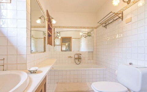 La Casetta: Badkamer, Eigendom, Kamer, Interieur Ontwerp, Tegel, Gebouw, Huis, Architectuur, Onroerend Goed, Plafond