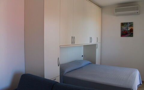 Scarlino Summer Village: Bed, Kamer, Meubilair, Slaapkamer, Eigendom, Laken, Bed Frame, Gebouw, Matras, Verdieping