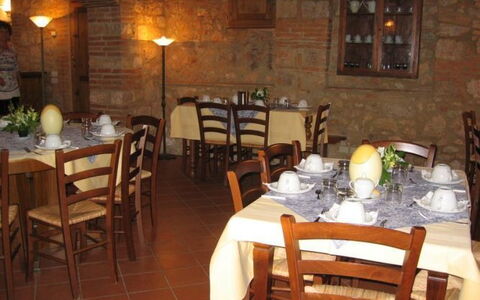 Borgo Santinovo: Restaurant, Eigendom, Gebouw, Kamer, Tafel, Meubilair, Onroerend Goed, Eetkamer