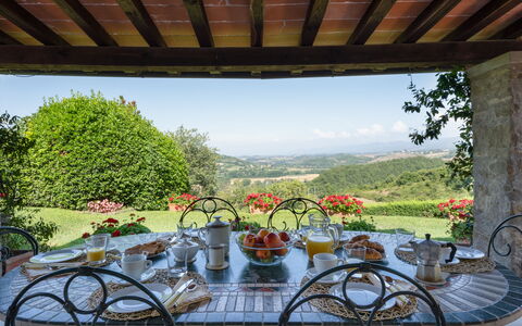 Villa La Terrazza: Fiets, Fietswiel, Voertuig, Gras, Vrije Tijd, Landschap, Landelijk Gebied, Architectuur, Huis, Fietsaccessoire