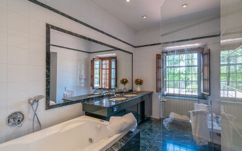 Villa Santa Maria: Eigendom, Kamer, Gebouw, Badkamer, Interieur Ontwerp, Onroerend Goed, Bad, Huis, Landgoed, Plafond