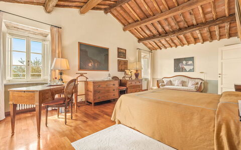 Il Vignale: Meubilair, Muur, Bed, Slaapkamer, Laken, Bedding, Huis, Interieur Ontwerp, Bed Frame, Flooring