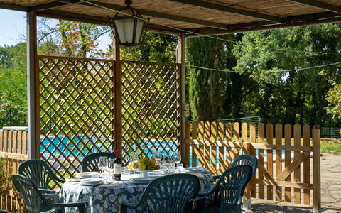 Villa Cinzia: Fabriek, Eigendom, Meubilair, Tafel, Stoel, Licht, Schaduw, Buitentafel, Buitenmeubels, Veranda