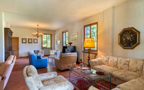 Villa Cinzia: Fotolijst, Bankstel, Meubilair, Tafel, Azure, Venster, Interieur Ontwerp, Verdieping, Woonkamer, Hout