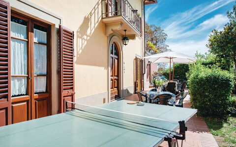 Villa i Cedri: Gebouw, Fabriek, Venster, Wolk, Lucht, Azure, Schaduw, Tabel Tennisracket, Tafel, Hout