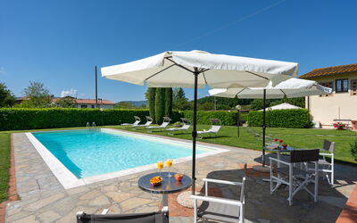 Villa Del Borgo: Zwembad, Buitenmeubels, Paraplu, Meubilair, Toevlucht, Ligstoel, Stoel, Schaduw, Eco Hotel, Buitentafel