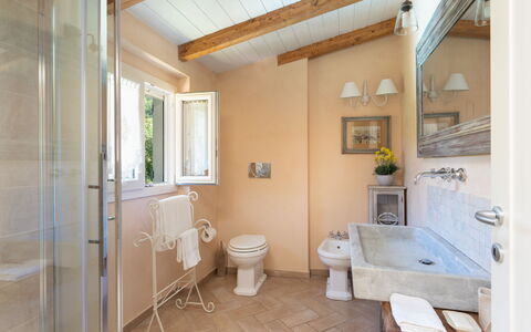 Villa Il Nido: Loodgieterswerkinrichting, Eigendom, Kraan, Badkamer, Bad, Gebouw, Purper, Wastafel, Spiegel