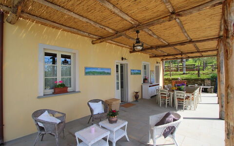 Villa Miramare: Eigendom, Gebouw, Kamer, Onroerend Goed, Huis, Plafond, Zolder, Interieur Ontwerp, Meubilair, Veranda