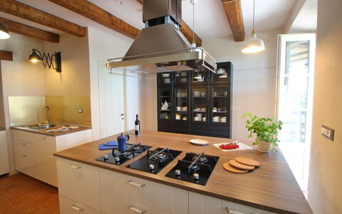 Villa Miramare: Countertop, Kamer, Eigendom, Keuken, Cabinetry, Meubilair, Gebouw, Plafond, Interieur Ontwerp, Fornuis