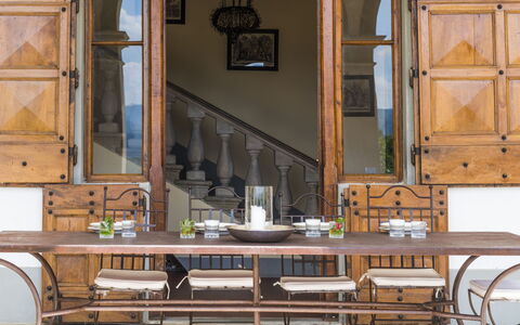 Villa Le Volte: Meubilair, Kamer, Tafel, Cabinetry, Interieur Ontwerp, Eetkamer, Keuken, Kast, Gebouw, Beits