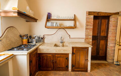 Agriturismo Il Molinello: Cabinetry, Countertop, Meubilair, Gebouw, Lade, Hout, Interieur Ontwerp, Keuken, Deur, Verdieping