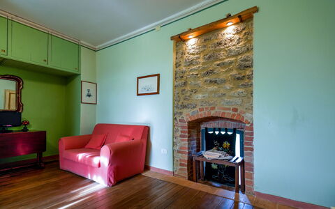 Agriturismo Il Molinello: Eigendom, Meubilair, Bankstel, Hout, Interieur Ontwerp, Verlichting, Woonkamer, Flooring, Comfort, Fotolijst