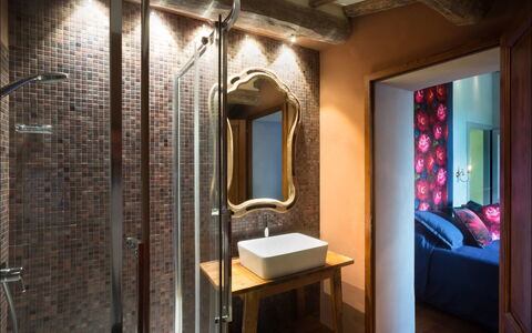 Villa Mandorlo: Kamer, Eigendom, Badkamer, Interieur Ontwerp, Gebouw, Loodgieterswerkinrichting, Architectuur, Huis, Tegel, Plafond