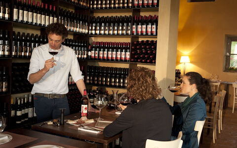 Villa Mandorlo: Tafel, Tableware, Fles, Plank, Wijn, Barware, Drinkware, Stoel