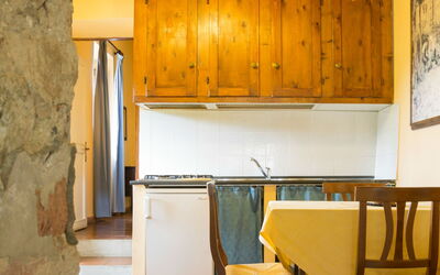 Loggia 4: Kamer, Geel, Keuken, Meubilair, Eigendom, Countertop, Cabinetry, Interieur Ontwerp, Huis, Gebouw