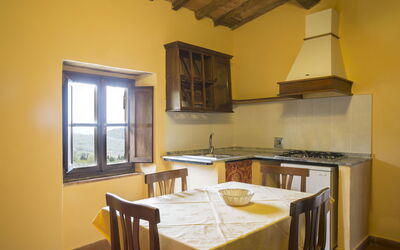 Loggia 2: Kamer, Eigendom, Gebouw, Meubilair, Interieur Ontwerp, Huis, Keuken, Onroerend Goed, Architectuur, Tafel