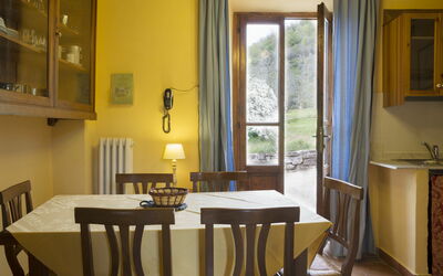 Spino 1: Kamer, Eigendom, Eetkamer, Interieur Ontwerp, Meubilair, Gebouw, Geel, Tafel, Huis, Onroerend Goed