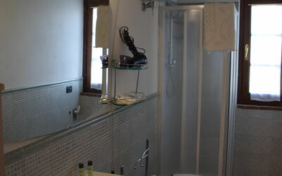 Appartamento Mimosa in Siena, Pool Use, Ac: Badkamer, Kamer, Eigendom, Huis, Interieur Ontwerp, Gebouw, Wastafel In De Badkamer, Architectuur, Loodgieterswerkinrichting, Wastafel