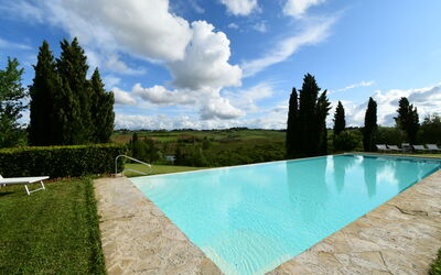 Rocche Di Valiano: Water, Wolk, Lucht, Fabriek, Eigendom, Azure, Zwembad, Boom, Land Lot, Schaduw