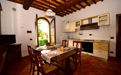 Appartamento Fiordaliso in Siena, Pool Use, Ac: Interieur Ontwerp, Meubilair, Flooring, Eetkamer, Kamer, Tafel, Keuken En Eettafel, Plafond, Deur, Stoel