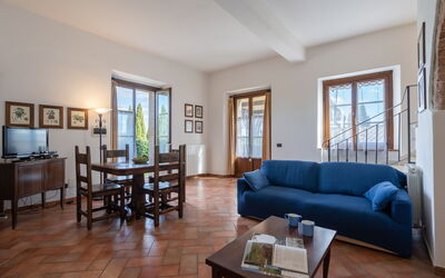 Appartamento Glicine in Siena, Pool Use, Ac: Tafel, Meubilair, Eigendom, Bankstel, Fotolijst, Azure, Hout, Venster, Interieur Ontwerp, Woonkamer