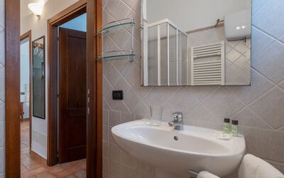 Appartamento Gelsomino in Siena, Pool Use, Ac: Spiegel, Kraan, Loodgieterswerkinrichting, Wastafel, Eigendom, Wastafel In De Badkamer, Gebouw, Badkamer, Hout