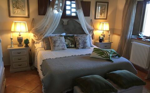 Villa Barbara: Bed, Verlichting, Kamer, Interieur Ontwerp, Hout, Verdieping, Groen, Bedding, Eigendom, Slaapkamer