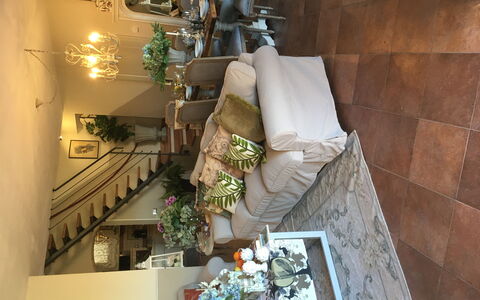 Villa Barbara: Interieur Ontwerp, Muur, Trap, Kamerplant, Gieten, Balkon, Bloemdessin, Baluster