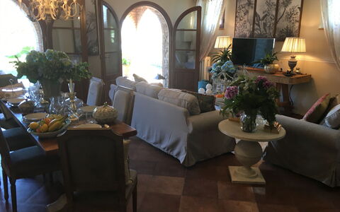 Villa Barbara: Verlichting, Interieur Ontwerp, Kamer, Verdieping, Meubilair, Woonkamer, Flooring, Interieur Ontwerp, Bankstel, Tafel