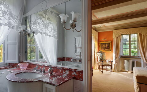 Villa de Ranieri: Meubilair, Interieur Ontwerp, Verlichting, Kamer, Plafond, Verdieping, Venster Behandeling, Stoel, Gordijn, Lichte Inrichting