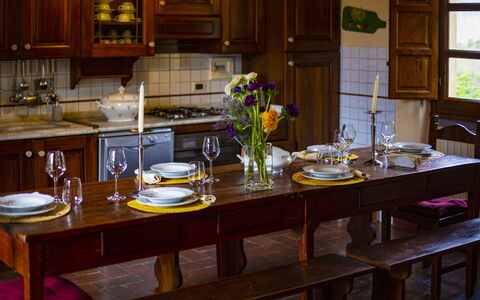 Collina dei Fiori: Meubilair, Tafel, Tableware, Hout, Interieur Ontwerp, Eetkamer, Keuken En Eettafel, Verlichting, Stoel, Flooring