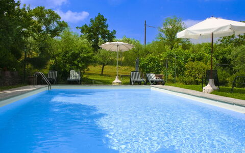 Collina dei Fiori: Zwembad, Blauw, Water, Buitenmeubels, Toevlucht, Vrije Tijd, Eco Hotel, Schaduw, Waterpartij, Tuin